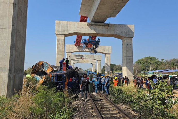 Equips de rescat treballen en el lloc del descarrilament d'un tren en el llogaret de Ban Thanon Kot, a la província de Nakhon Ratchasima, a Tailàndia