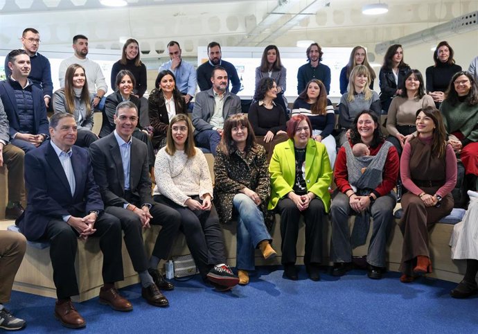 El presidente del Gobierno, Pedro Sánchez, acompañado por el ministro de Agricultura, Luis Planas, durante el acto de presentación de las medidas para facilitar el acceso a la actividad agraria, en el iHub La Vega Innova, a 14 de enero de 2026, en San Fer