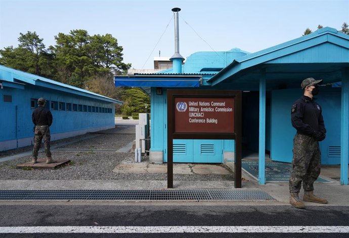 Archivo - Militares en la zona desmilitarizada en la frontera entre Corea del Norte y Corea del Sur (archivo)