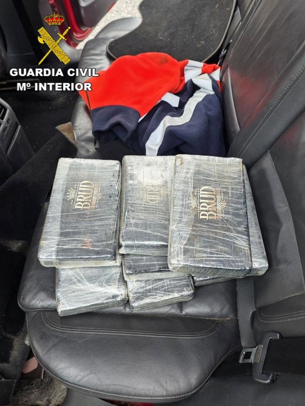 Paquetes de cocaína intervenidos ocultos en un vehículo en un control en la provincia de Cádiz.