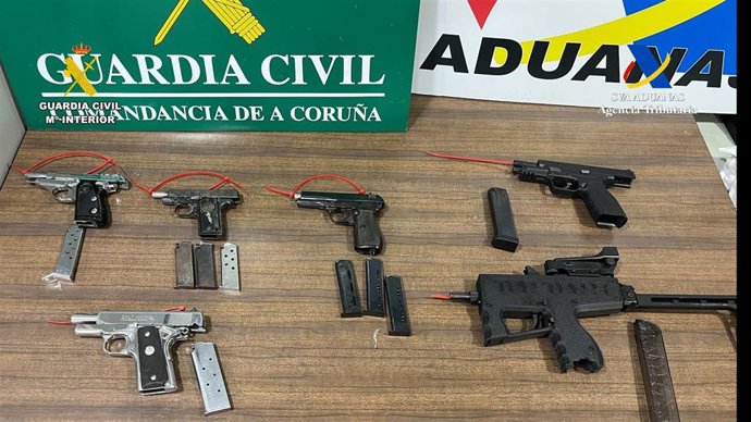 Armas incautadas en la operación 'Lezna' conjunta de la Guardia Civil y Vigilancia Aduanera.