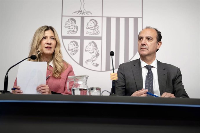 La vicepresidenta del Gobierno de Aragón, Mar Vaquero, y el consejero de Sanidad, José Luis Bancalero Flores.