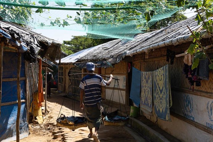 Archivo - Un hombre camina por uno de los campos de refugiados que conforman el gran asentamiento de rohingyas de Cox's Bazar, en Bangladesh.
