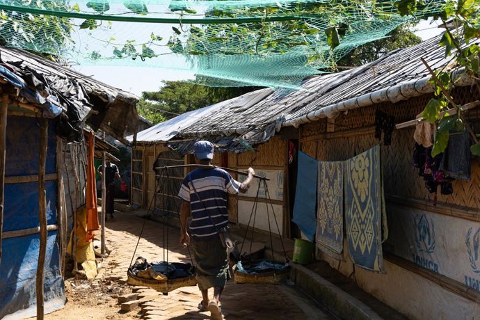 Archivo - Un hombre camina por uno de los campos de refugiados que conforman el gran asentamiento de rohingyas de Cox's Bazar, en Bangladesh.