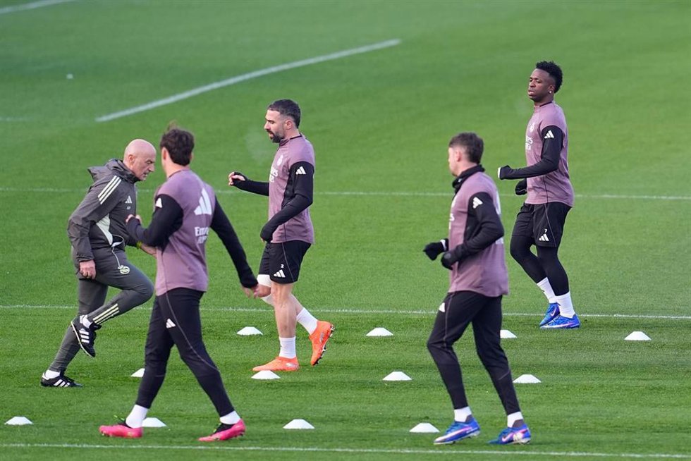 Los futbolistas del Real Madrid Dani Carvajal, Eduardo Camavinga y Vinícius Júnior, junto al preparador físico Antonio Pintus, en un entrenamiento en Valdebebas.