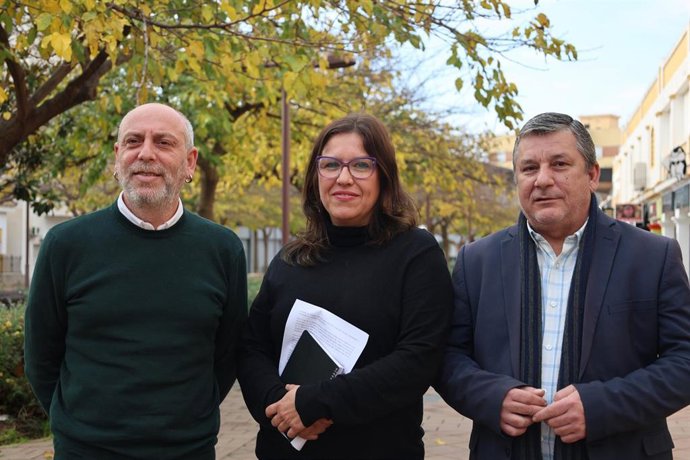 El candidato de Por Andalucía a la presidencia de la Junta de Andalucía, Ernesto Alba, junto a la presidenta provincial de Facua Málaga, Lola García, y el portavoz del grupo municipal de IU en Benalmádena, E. Pablo Centella.