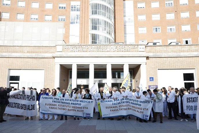Varias personas durante la manifestación de médicos del País Vasco, a 14 de enero de 2026, en Barakaldo