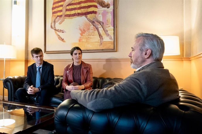 El presidente del Gobierno de Aragón, Jorge Azcón, reunido con los responsables de Multiverse Computing, en el Edificio Pignatelli.