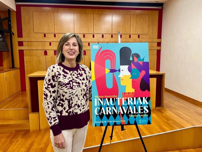 Sonia Diaz de Corcuera Gasteizko Udaleko Kultura eta Hezkuntza zinegotzia kartel irabazlearekin