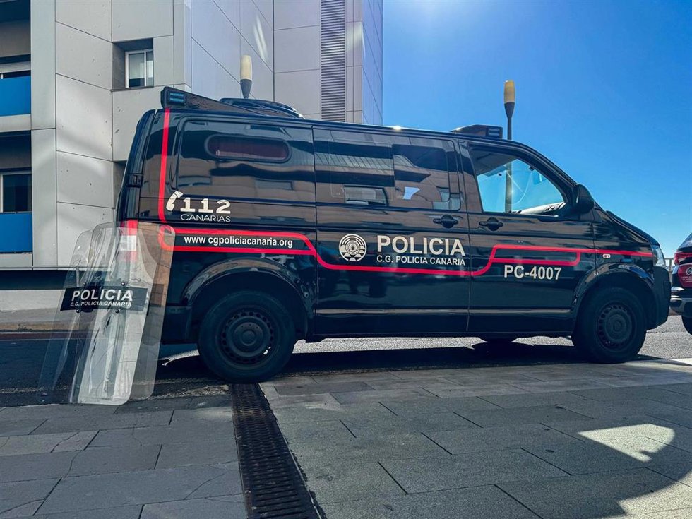 Furgón del Cuerpo General de la Policía Canaria