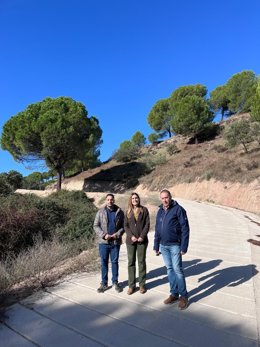 Archivo - La delegada territorial de Sostenibilidad y Medio Ambiente, María José Lara (c), en una visita al camino de Zumacares, en el Parque Natural Sierra de Andújar.