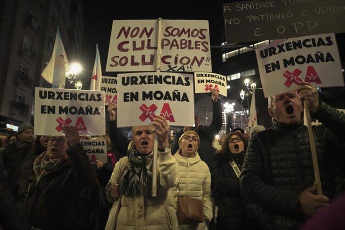 Archivo - Arquivo - Decenas de persoas durante unha manifestación pola situación da sanidade pública, a 16 de xaneiro de 2025, en Vigo, Pontevedra, Galicia-