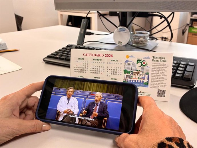 Un profesional sanitario utilizando el código QR del calendario del Hospital Rerina Sofía de 2026.