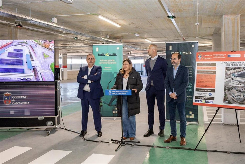 La presidenta de Cantabria, María José Sáenz de Buruaga, en la inauguración del aparcamiento en altura del Mercado de Ganados