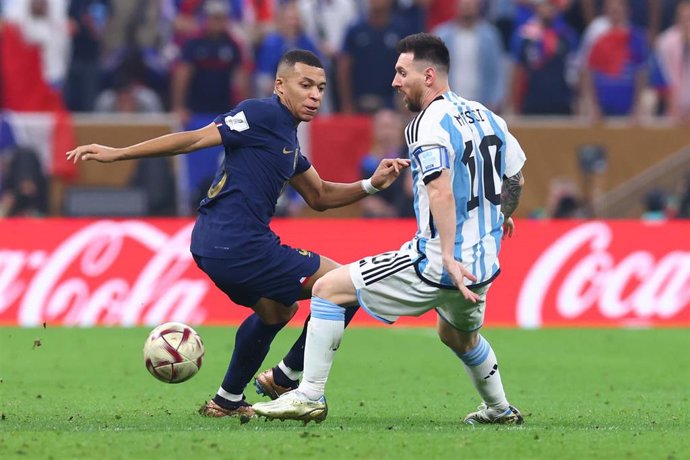 Archivo - Kylian Mbappé y Leo Messi durante la final del Mundial de Catar 2022.