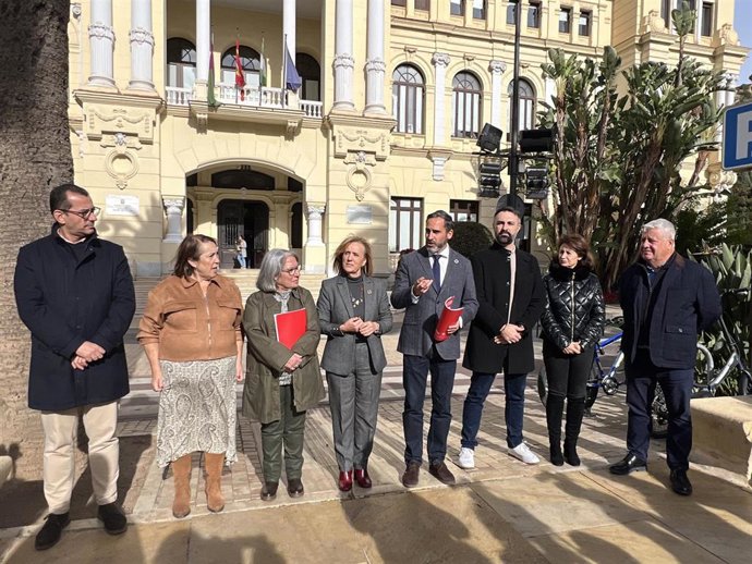 El portavoz municipal del PSOE junto a ediles del grupo municipal socialista