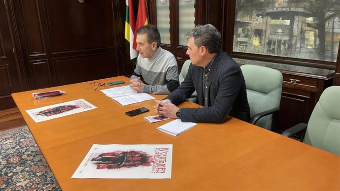 El gerente de Fundación Caja Rioja. Carlos Fuentesa y el alcalde de Aldeanueva de Ebro Ángel Fernández,durante la presentación
