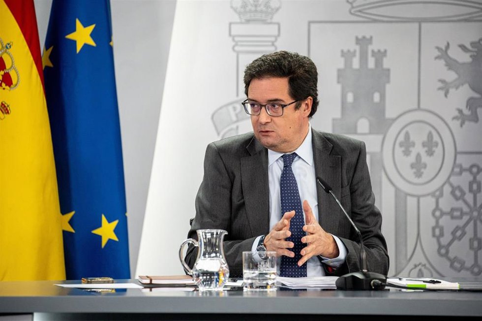 Archivo - El ministro de Transformación Digital y Función Pública, Óscar López, durante una rueda de prensa tras el Consejo de Ministros, en el Complejo de la Moncloa, a 2 de diciembre de 2025, en Madrid (España).
