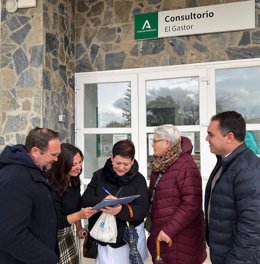 Recogida de firmas del PSOE en El Gastor por la Sanidad.