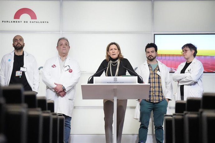 La diputada de Vox en el Parlament, María García Fuster, ofrece una rueda de prensa durante la manifestación de Metges de Catalunya, a 14 de enero de 2026, en Barcelona, Catalunya (España). La manifestación ha sido convocada por Metges de Catalunya (MC) c