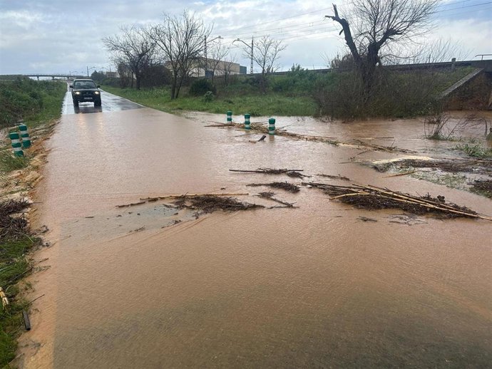Archivo - Carretera inundada en Lora del Río por la borrasca Konrad en marzo de 2025.