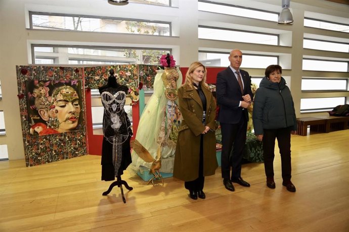 El alcalde de León, José Antonio Diez (centro) con la artista Rosana Largo (izquierda) y la concejala de  Acción y Promoción Cultural, Elena Aguado (derecha), en la inauguración de la exposición ‘Cuéntame un cuadro’.