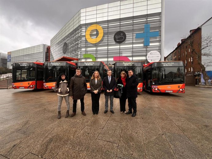 La alcaldesa de Burgos, Cristina Ayala, en el centro, con consejeros del servicio de autobuses.