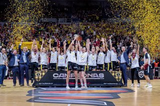 Archivo - El Hozono Global Jairis celebra la conquista su primera Copa de la Reina