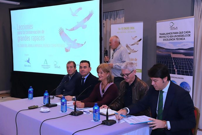 La delegada de Protección Animal en el Ayuntamiento de Jerez de la Frontera (Cádiz), Carmen Pina, en la inauguración de un congreso internacional sobre la conservación del águila imperial ibérica y otras grandes rapaces.