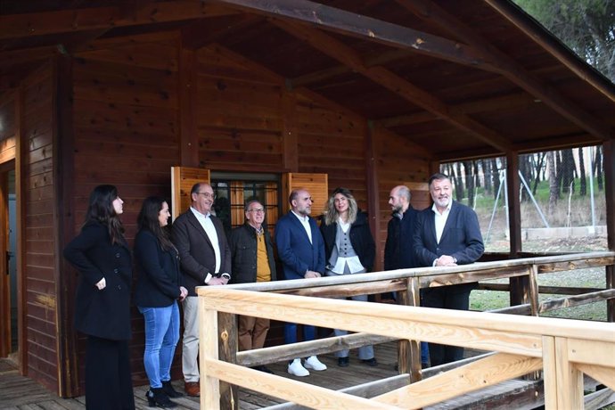 El alcalde de Cuenca, Darío Dolz, visitando el nuevo aula medioambiental.