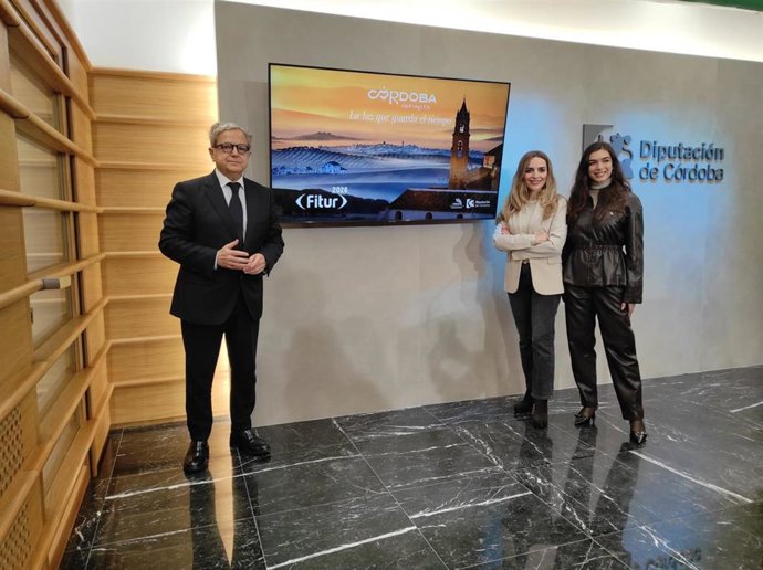 El presidente de la Diputación, Salvador Fuentes, junto a Narci Ruiz (centro) y Alejandra Hinojosa, en la presentación de la estrategia de la provincia de Córdoba para Fitur 2026.