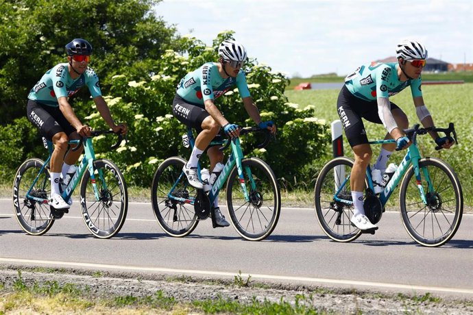 Archivo - Los ciclistas españoles Marc Brustenga, Urko Berrade e Iñigo  Elosegui continuarán guiando al equipo Kern Pharma en 2026.