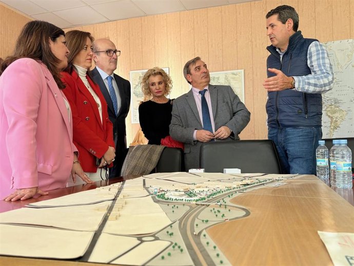 El consejero de Movilidad y Transformación Digital, José Luis Sanz Merino, durante su visita al centro de transportes de Benavente.
