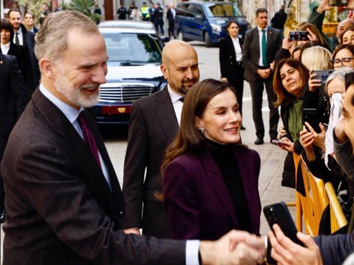 Los Reyes saludando a la población a su llegada a Valencia