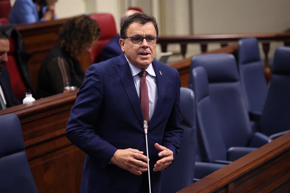 Archivo - El consejero de Aguas del Gobierno de Canarias, Manuel Miranda, interviene ante la sesión de control del Parlamento de Canarias