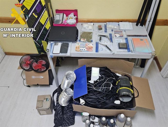 Efectos decomisados por la Guardia Civil en la vivienda de Toral de los Vados (León) que se utilizaba presuntamente como punto de venta de estupefacientes.