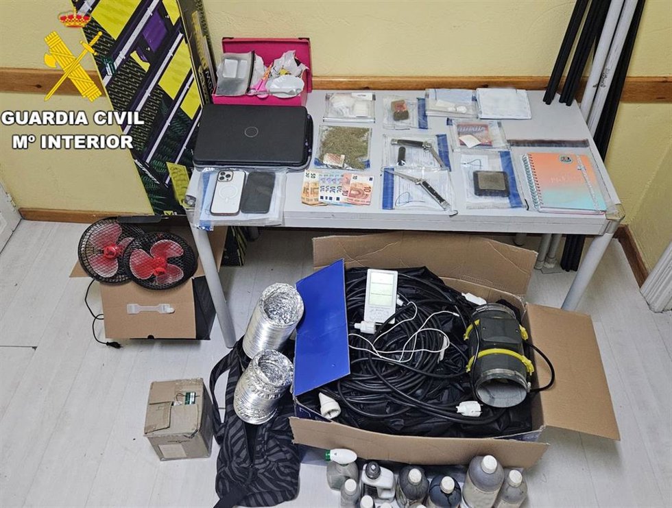 Efectos decomisados por la Guardia Civil en la vivienda de Toral de los Vados (León) que se utilizaba presuntamente como punto de venta de estupefacientes.