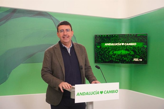 El portavoz socialista de Presidencia, Mario Jiménez, en rueda de prensa en la sede del PSOE-A en Sevilla.