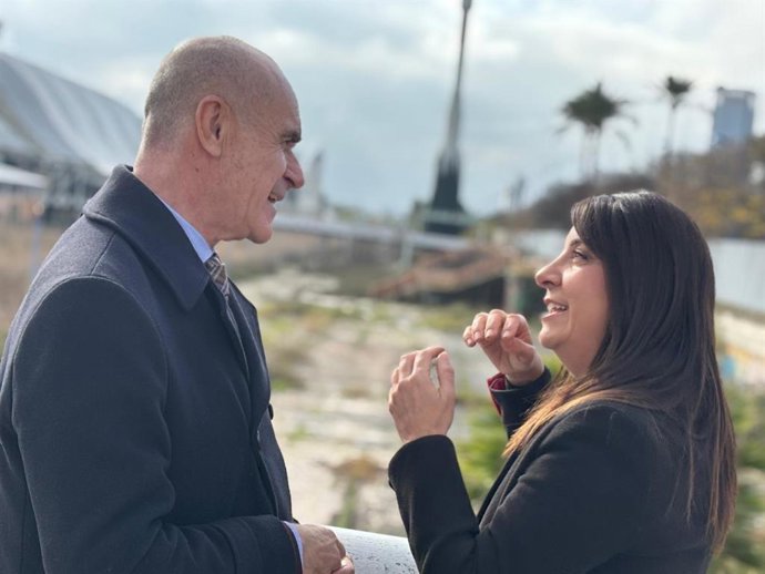 La secretaria de Política Institucional del PSOE de Sevilla y parlamentaria, Encarnación Martínez, y el portavoz socialista en el Ayuntamiento de Sevilla, Antonio Muñoz, frente a Canal Expo de Sevilla.