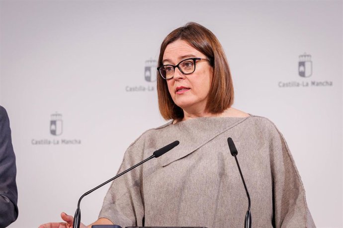 La consejera Portavoz del Gobierno regional, Esther Padilla, en rueda de prensa en el Palacio de Fuensalida, para dar cuenta de los asuntos tratados en el Consejo de Gobierno.