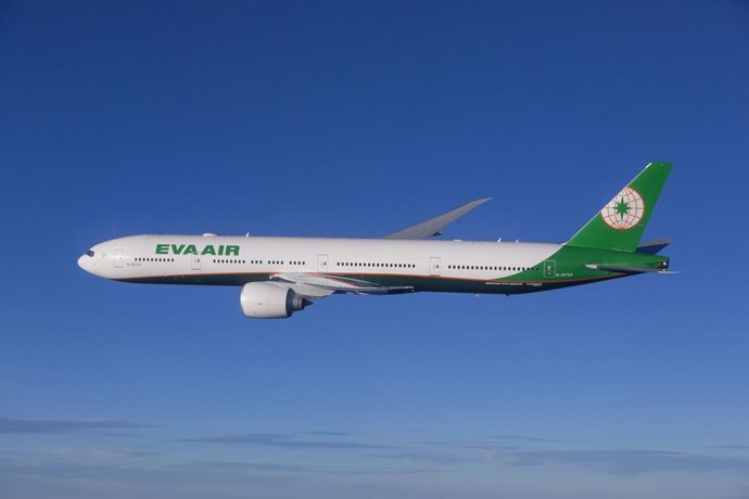 Archivo - EVA Air Boeing 777-300ER photographed on October 31, 2015 from Clay Lacy Astrovision Learjet.