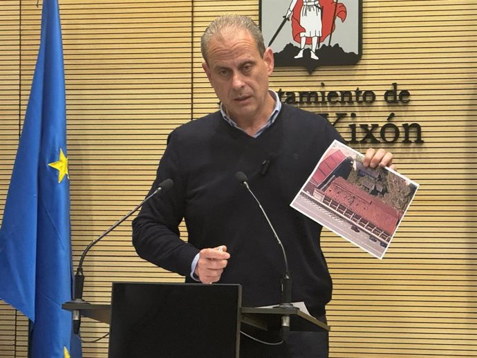 El concejal del Grupo Municipal Socialista de Gijón Tino Vaquero, en rueda de prensa en el Consistorio gijonés.