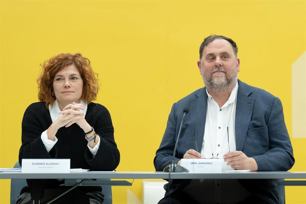 Archivo - El presidente de ERC, Oriol Junqueras y la secretaria general de ERC, Elisenda Alamany, durante la reunión de la nueva ejecutiva de Esquerra Republicana de Catalunya (ERC), en la sede de ERC, a 23 de diciembre de 2024, en Barcelona, Catalunya