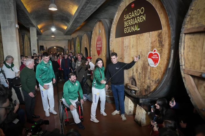 La Selección Vasca de Pelota da inicio a la temporada de sidrerías de Gipuzkoa en Petritegi de Astigarraga, en Gipuzkoa