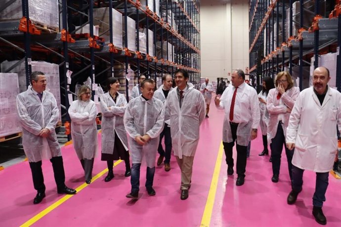 El vicepresidente segundo, José Manuel Caballero, y el consejero de Agricultura, Ganadería y Desarrollo Rural, Julián Martínez Lizán, en su visita a la bodega Fernando Castro en Santa Cruz de Mudela.