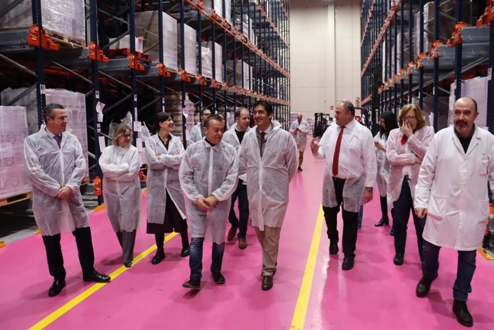 El vicepresidente segundo, José Manuel Caballero, y el consejero de Agricultura, Ganadería y Desarrollo Rural, Julián Martínez Lizán, en su visita a la bodega Fernando Castro en Santa Cruz de Mudela.