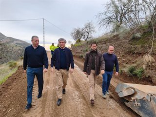 Visita institucional a uno de los caminos rurales de Adra (Almería).