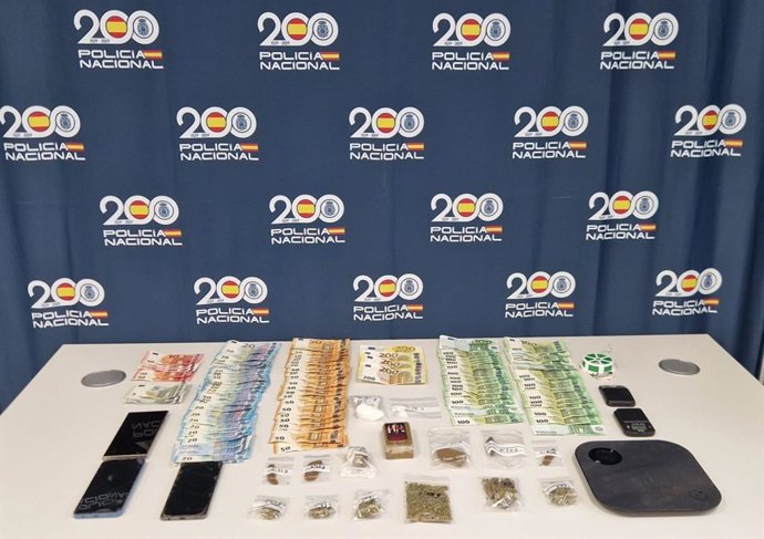 Dinero y objetos aprehendidos por la Policía Nacional tras neutralizar un punto negro de venta de estupefacientes en la ciudad de Cuenca.