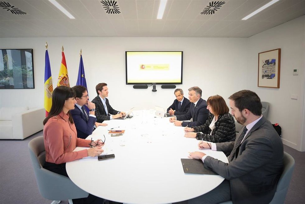 Un instante de la reunión entre ambas delegaciones.