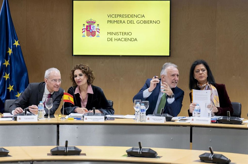 (I-D) El secretario de Estado de Hacienda, Jesús Gascón Catalán; la vicepresidenta primera y ministra de Hacienda, María Jesús Montero; el ministro de Política Territorial y Memoria Democrática, Ángel Víctor Torres.